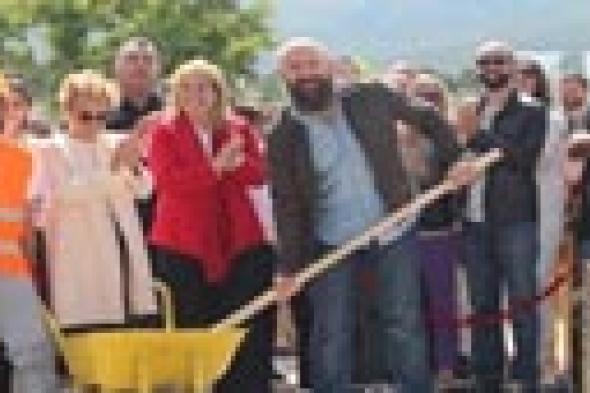 بالصور: "السلطان سليمان" يضع حجر الأساس لقرية للأطفال المحتاجين