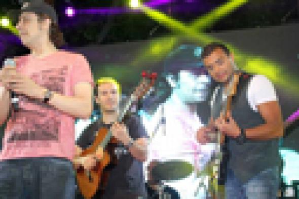 بالصور: ظهور "فارس" مفاجأة رامي صبري في حفل Blue Blue