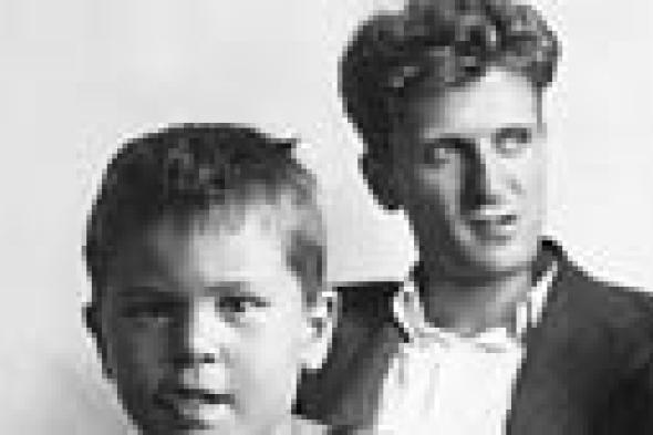 صور: روبرت دي نيرو يكشف عن لحظات نادرة من طفولته مع والده المثلي