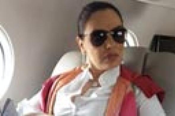 صور: شيريهان مع ابنتها في الطائرة بعد دعائها للسيسي