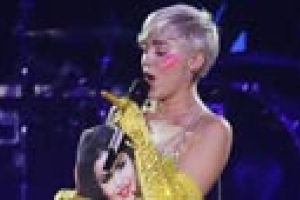 فيديو: مايلي سايرس "تحطم" سيلينا جوميز في إيطاليا!