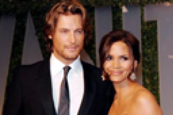 المحكمة تغرم هالي بيري 16 ألف دولار شهريا لصالح صديقها السابق لإعالة طفلتهما