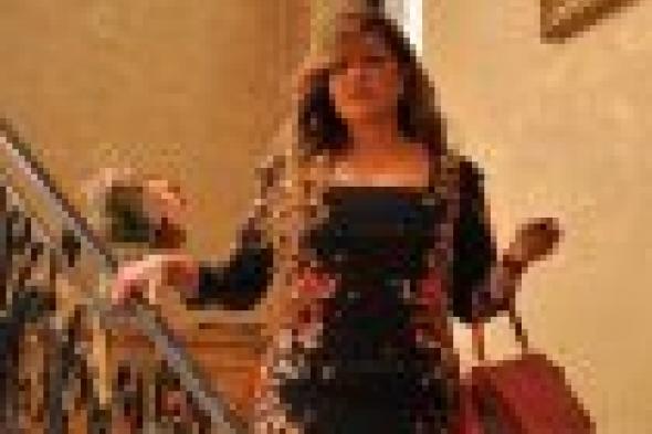 بالصورة: ليلى علوي أكثر شبابًا ورشاقة على بوستر "شمس"