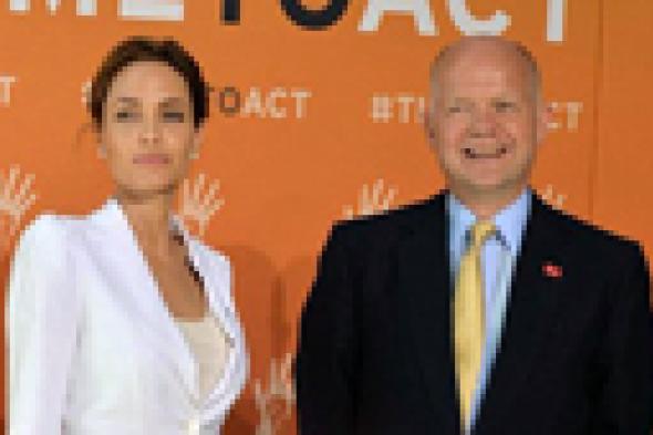 الملكة إليزابيث تمنح أنجلينا جولي ودانيال دي لويس ثاني أرفع وسام