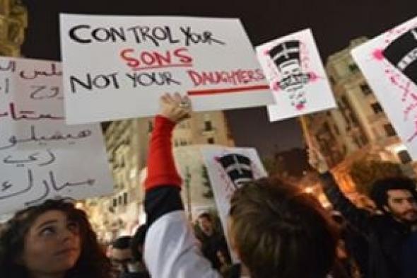 يوتيوب يخفي وجه ضحية #التحرش ومصر تعتقل المصور وتتهم 13 شخصا بالاغتصاب