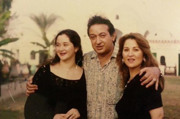 شاهد.. صورة نادرة تجمع نور الشريف وبوسي وابنتهم مي في مرحلة الشباب