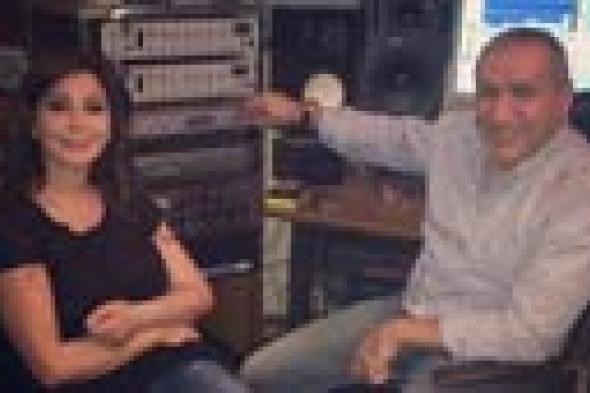 صورة: مدير "روتانا" يضع اللمسات النهائية على ألبوم إليسا