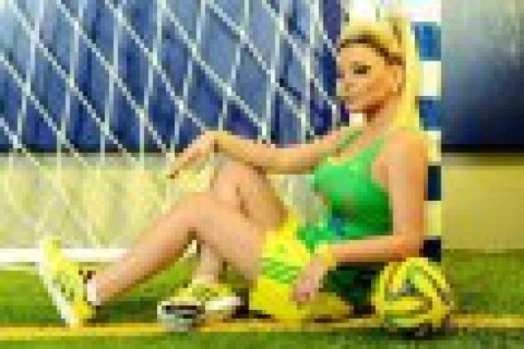 بالصور: هوس كرة القدم يصيب مادلين مطر!