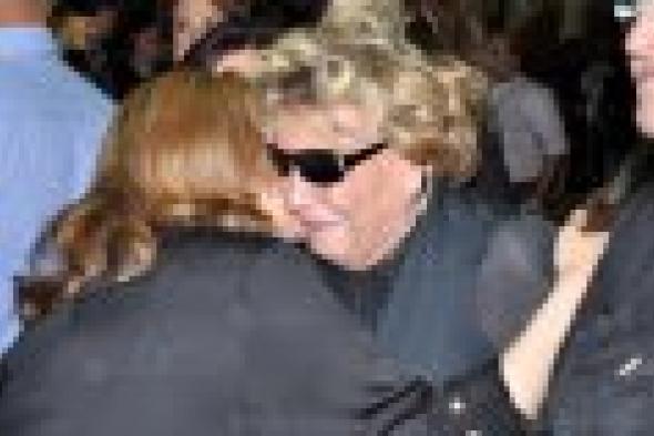 بالصور: بكاء نادية لطفي في عزاء فتحية العسال