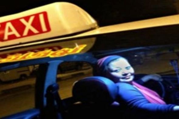 مصرية تقود سيارة أجرة.. امرأة بمائة رجل!