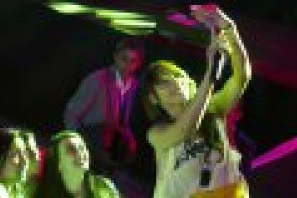 بالصور: "سيلفي" ساندي مع جمهورها في المنصورة!