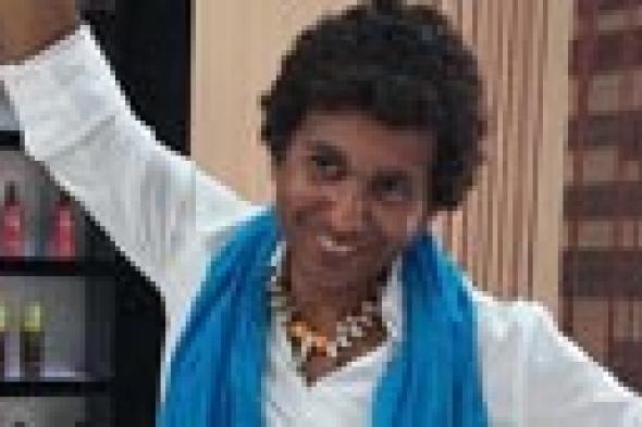 بالفيديو: خالد الشاعر يقلد منير حافي القدمين على مسرح "شكلك مش غريب"!