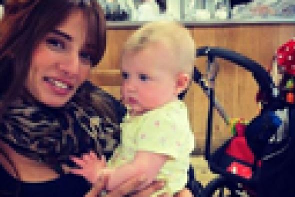 هل نشرت زينة صورة لأحد توأمها؟