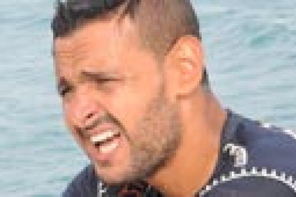 بالفيديو: رامز جلال يداعب القرش في تتر "رامز قرش البحر"