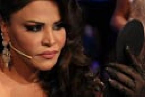 بالصور: أحلام تزين فساتين بناتها بأسمائهن والكفوف