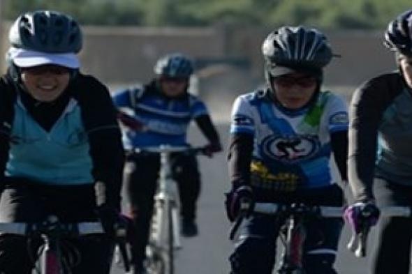 أفغانيات يتحدين التقاليد.. بالدراجات الهوائية