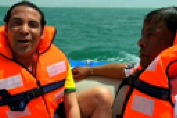 عبد الباسط حمودة يقع في فخ "رامز قرش البحر" بمساعدة سعد الصغير