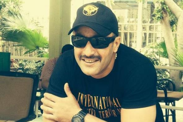 بالفيديو: أحمد السقا  يُقبّل رأس مصور "رامز قرش البحر"