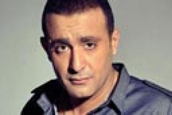 بالفيديو: السقا يقبل رأس مصور "رامز قرش البحر" الذي تعدى عليه بالضرب