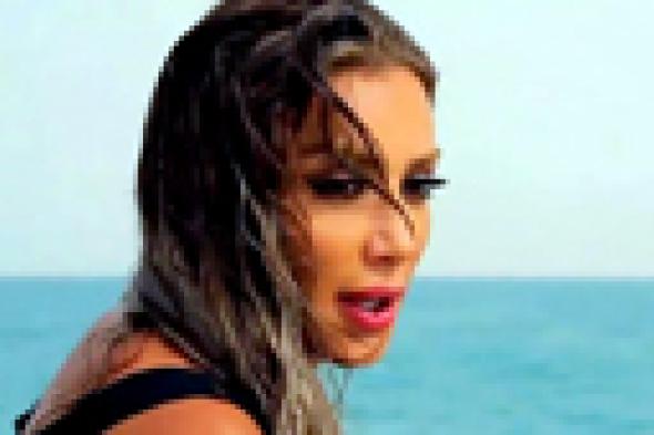 بالفيديو: مايا دياب تنتقم لضحايا رامز جلال بإصابة عينه بقبعتها الحديدية