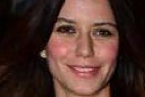 بيرين سات تدعو والدها لحفل زفافها رغم انقطاع صلتهما منذ سنوات‎