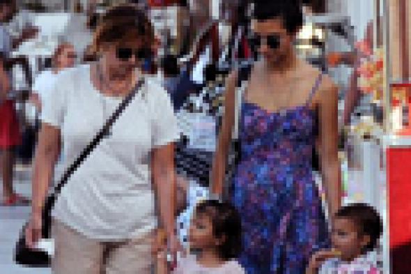 بالصور: التركية "لميس" تهرب من متاعب تصوير فيلمها بالتنزه مع ابنتيها