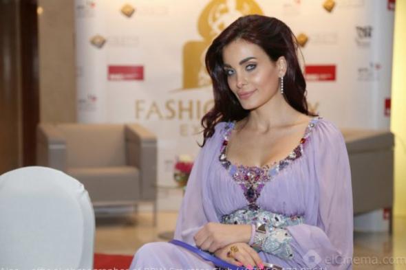 بالصورة: دومينيك تحتفل بعيد ميلاد نرمين الفقي بفستان شفاف!