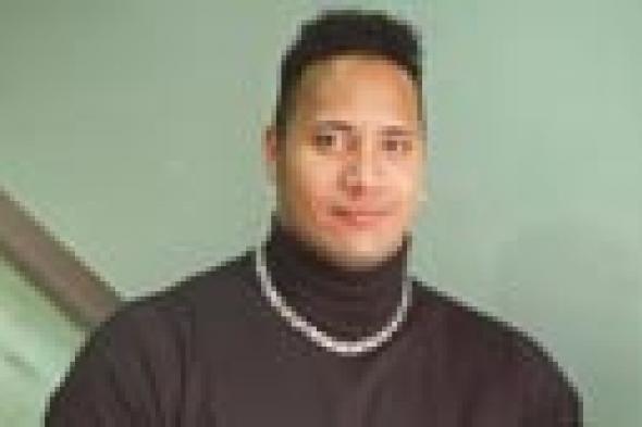 صورة: "الصخرة" دواين جونسون يستعرض "شياكته" قبل الشهرة