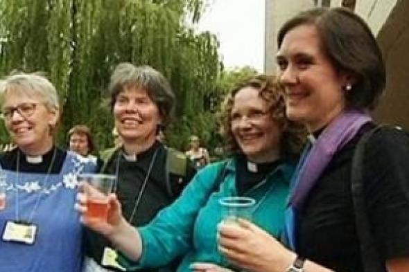 كنيسة انجلترا تعترف لأول مرة فى تاريخها بالأساقفة النساء