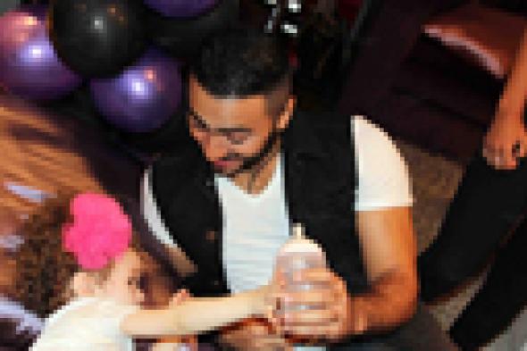 بالصور: تامر حسني وبسمة بوسيل مازالا مصران على إخفاء ابنتهما "تاليا" عن الأنظار