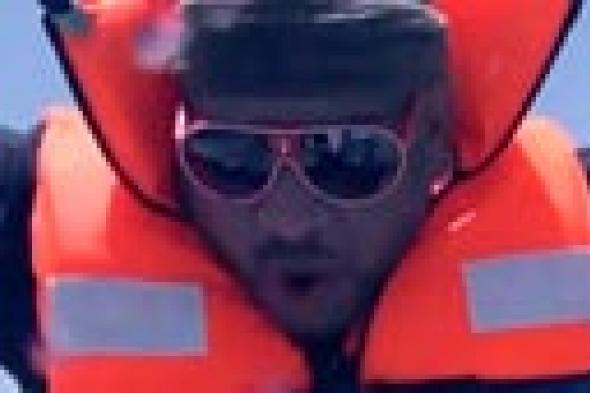 بالفيديو: عصام كاريكا يتخلى عن مذيعة "رامز قرش البحر" رغم مغازلته لها