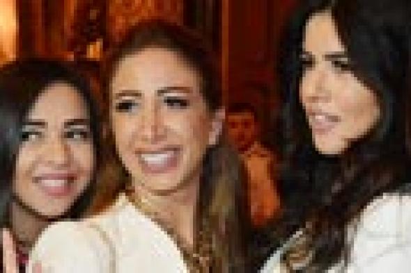 بالصور: درة وإيمي سمير غانم تشاركان فيفي عبده فرحتها بعقد قران ابنتها