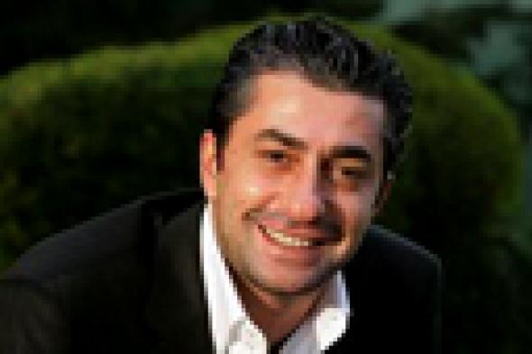 صورة: "القبطان علي" ينظف زجاج السيارات فى إشارات المرور بتركيا