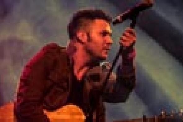 أمير عيد يستغنى عن جيتاره في "مزاد" من أجل هذا السبب