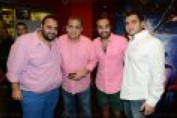 ثلاثي "الحرب العالمية الثالثة" يحتفلون بعرض الفيلم في وجود محمد رمضان