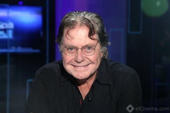 حسين فهمي: الآن للآسف أرى الأفلام قليلة الجودة