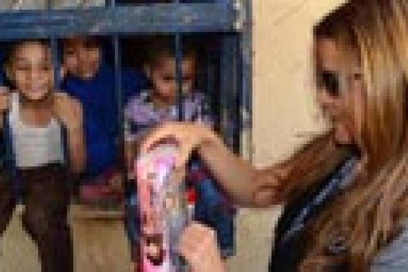 بالصور: كارول سماحة تطلق حملة لتطوير عشوائيات مصر