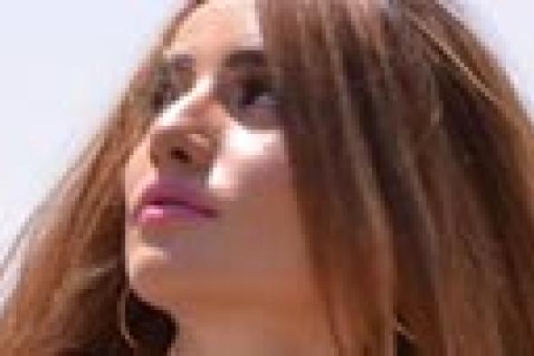 صورة: زينة تستعين بـ "لوك" جديد وتتواصل مع جمهورها