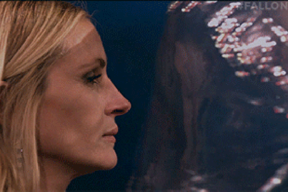 بالفيديو: جوليا روبرتس تتلقى ضربات جيمي فالون في وجهها