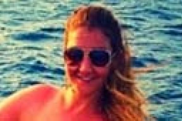 بالصور: غادة عبد الرازق تستمع بأجازتها على البحر