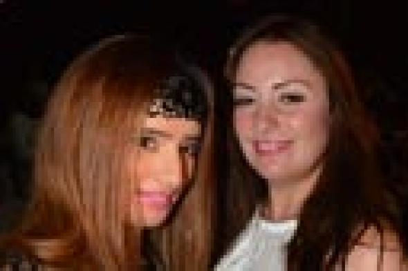 بالصور: زينة تظهر بثقة كاملة في زفاف ابنة محمد جلال عبد القوي