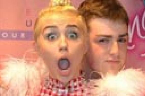 مايلي سايرس تمازح معجبيها بالتقاط صور مبتذلة معهم