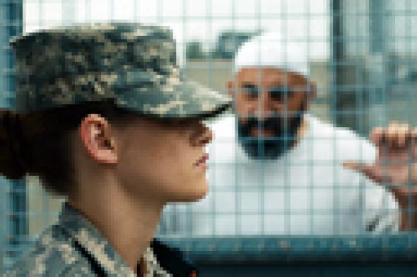 بالفيديو: كريستين ستيوارت سجانة لمعتقلي جوانتانامو في إعلان "Camp X-Ray"