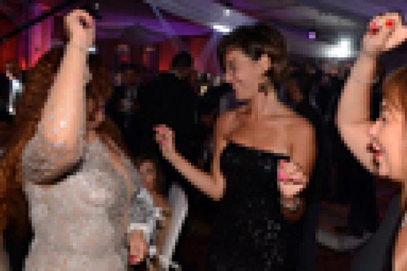 بالصور: منة شلبي ودينا ترقصان في زفاف هنادي ابنة فيفي عبده