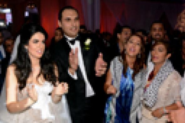 صورة: كندة وأصالة تحتفلان بزفاف هنادي ابنة فيفي عبده بـ"الكوفية الفلسطينية"