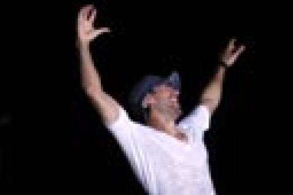 بالصور: إنريكي إجلاسيوس يغني في مصر رغم فرض حالة أمنية مشددة