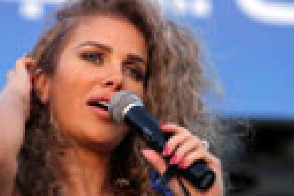 صورة: نيكول سابا تغني لإبنتها في عيد ميلادها الأول