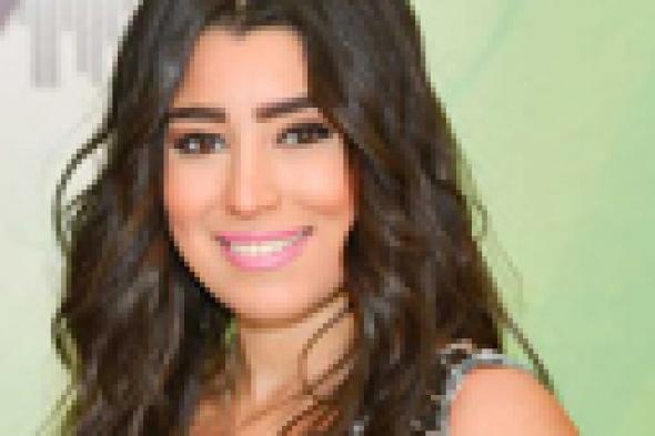 صورة: أيتن عامر تقاوم ملل الزحام المروري