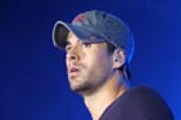 إنريكي إجلاسيوس يوضح موقفه النهائي من تكرار غنائه في مصر