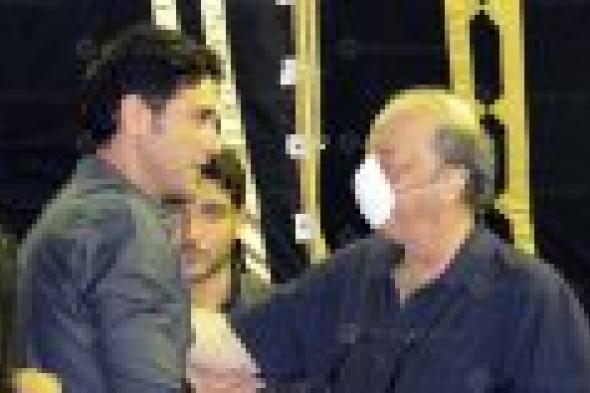 بالصور: محمد حسن رمزي يتلقى العزاء في زوجته من نجوم الفن